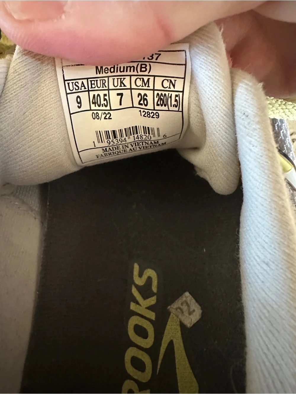 Brooks Levitate 6 Womens Running Shoes Sneakers White Black Yellow size 9